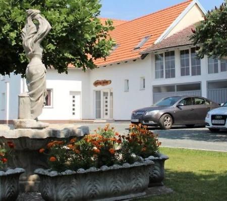Lonjski Dvori Kutina Exterior photo