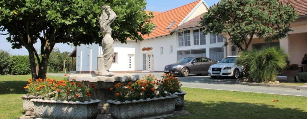 Lonjski Dvori Kutina Exterior photo